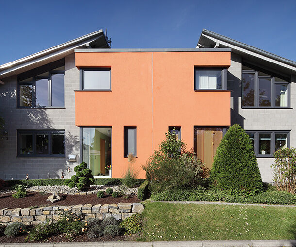 Holzfenster an einem Wohnhaus