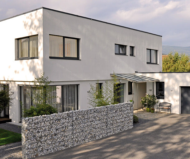 Fassade mit neuen Fenstern