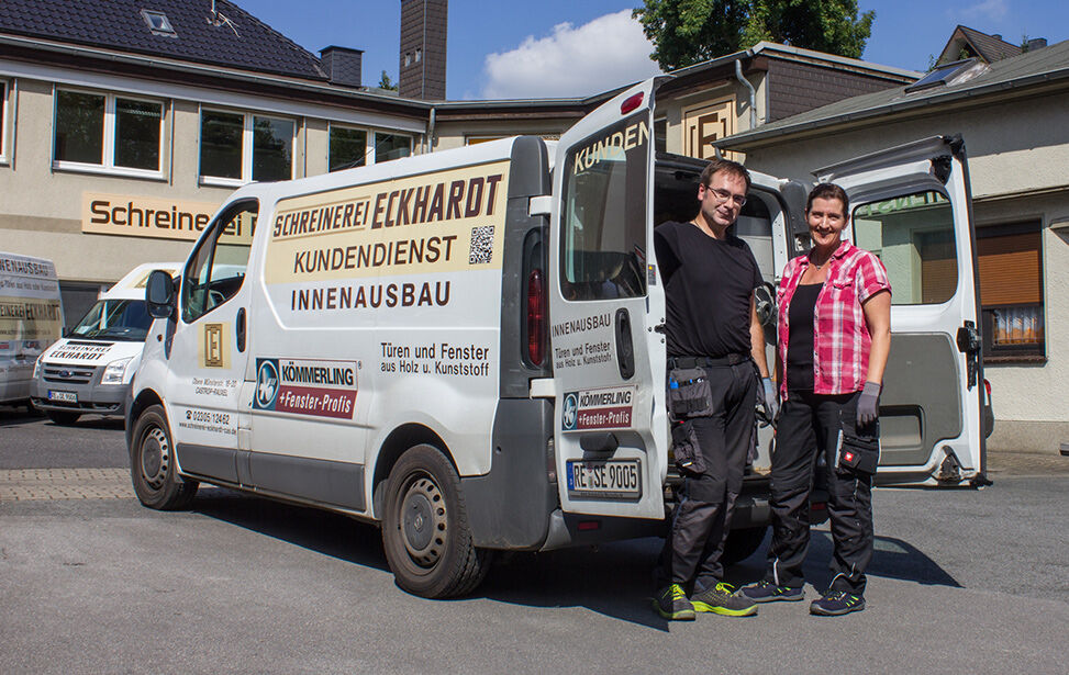 Mitarbeiter der Schreinerei Eckhardt vor dem Fahrzeug des Kundendienstes