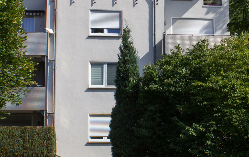 Mehrfamilienhaus mit Aluminium-Rollläden