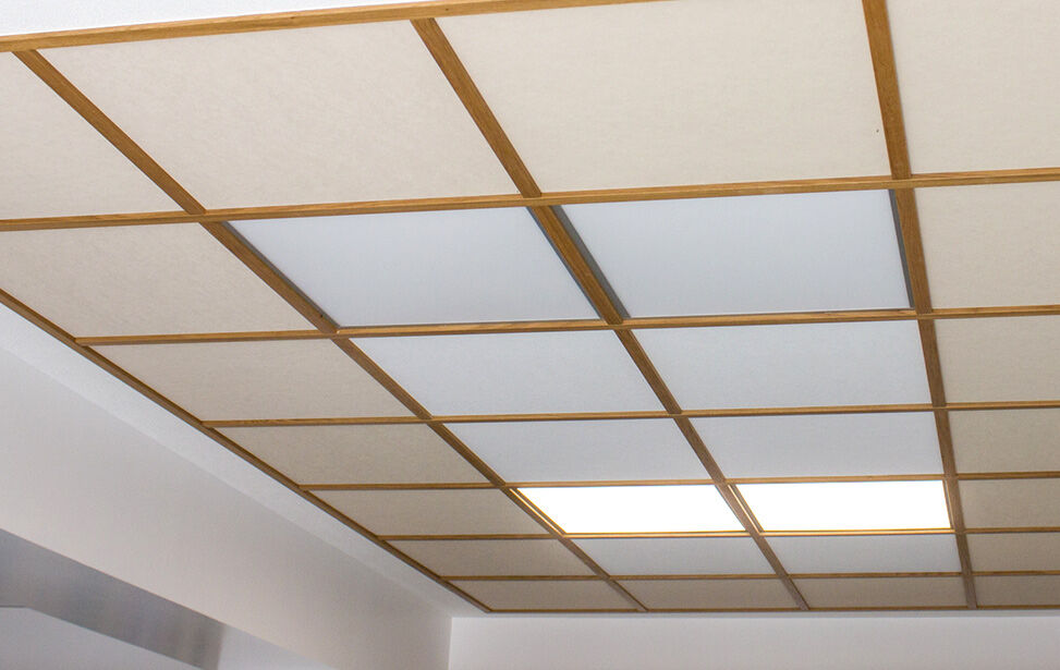 Kassettendecke mit Holzrahmen und Lichtfeldern