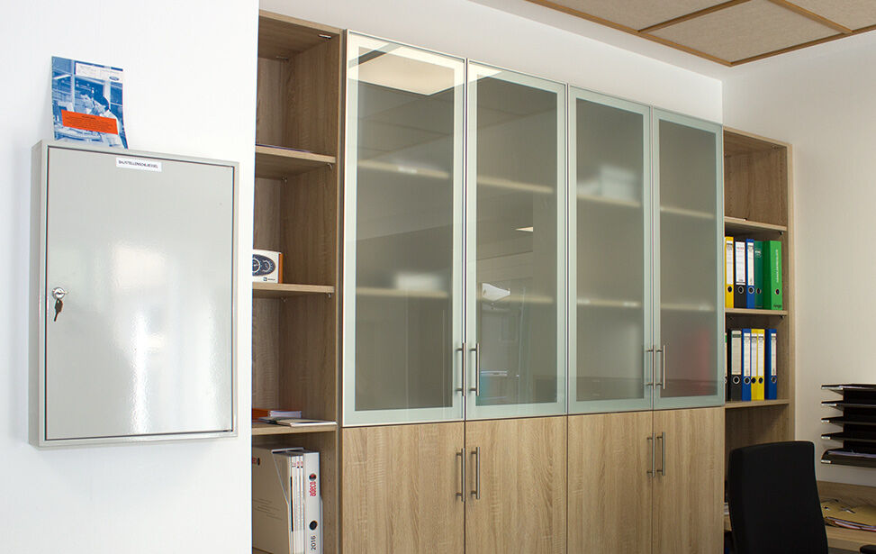 Maßgefertigter Büroschrank mit Glastüren