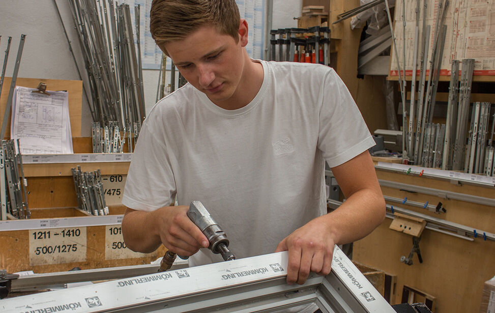 Mitarbeiter bei der Arbeit in der Produktion